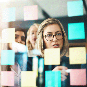 Lisa Cox presents The Arc and Art of Feedback webinar, which covers the connection between feedback and employee engagement.
